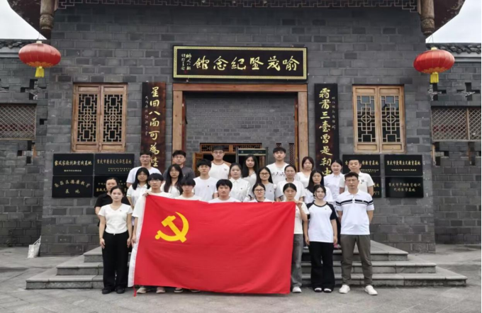 01-誓词铿锵，初心如磐——公司开展新党员入党宣誓暨毕业生党员党性实践教育活动-2026-06-11-正文图1.png